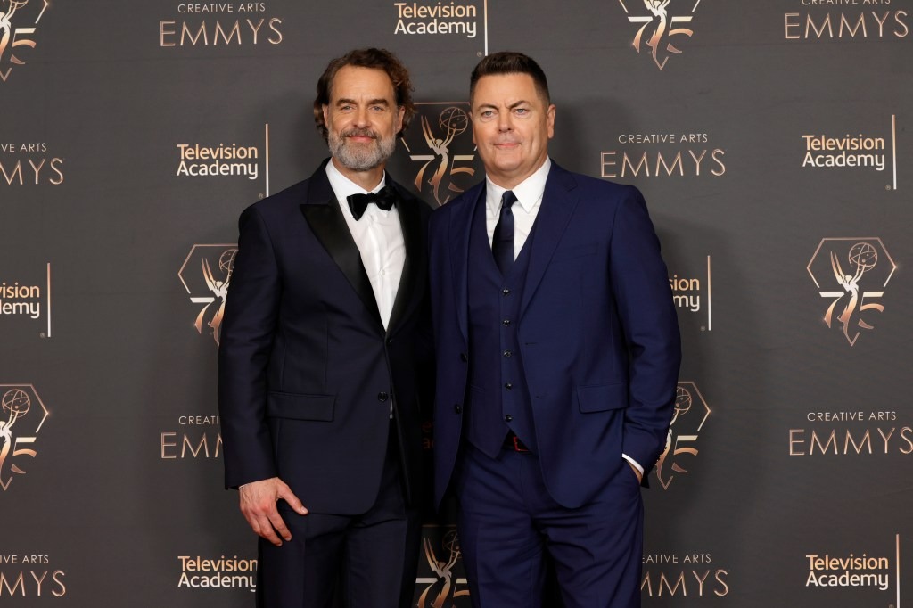 Murray Bartlett e Nick Offerman no Emmy Awards 2024 (Créditos: Getty Images)